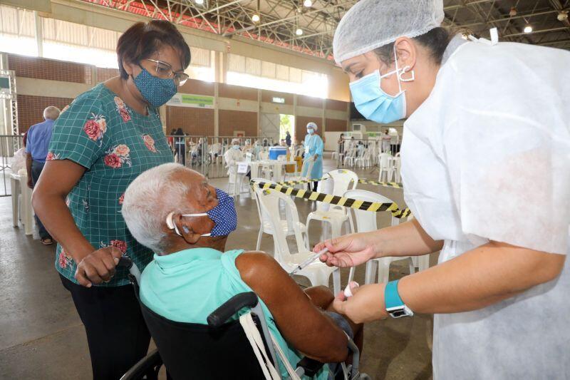 Idosos vacinados comemoram aplicação da 1ª dose: Somos vitoriosos por chegar até aqui 2021 02 14 13:29:49